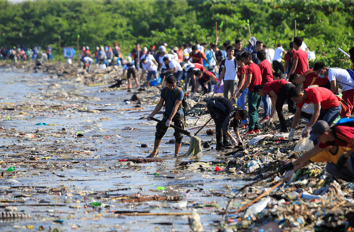 Relawan mengumpulkan sampah plastik di sepanjang pantai Teluk Manila selama Hari Pembersihan Pesisir Internasional tahunan di kota Paranaque, Filipina, 16 September 2017