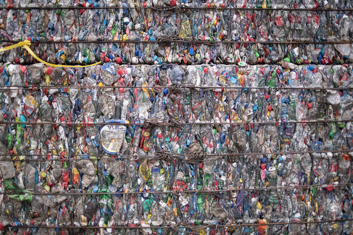 Blok botol plastik yang dipadatkan di pusat sampah plastik di pinggiran Beijing, 16 Mei 2018